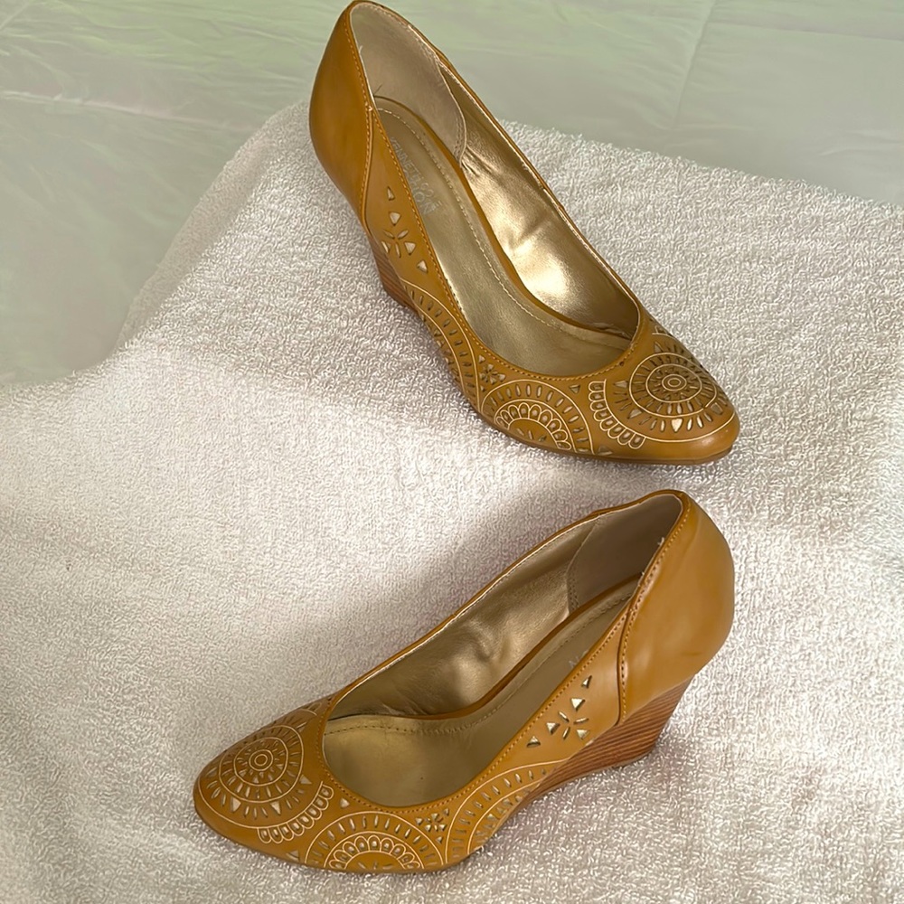 Kenneth Cole Reaction, size 7 1/2, Tan wedge shoe
